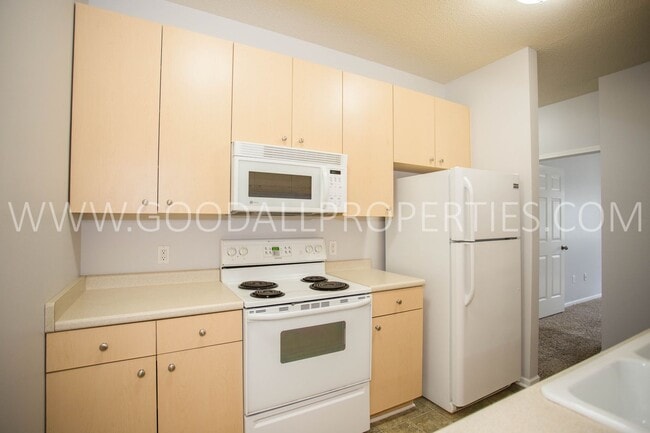 Building Photo - 3-Bedroom, 2-Bath Low-Maintenance Waukee Condo with Garage