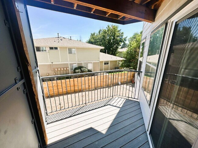 Building Photo - Updated 2 Bedroom, 2 Bath Condo (Available Immediately)