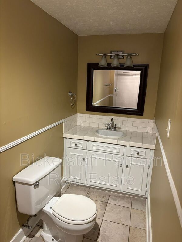 Building Photo - 1221 Owsley Ave