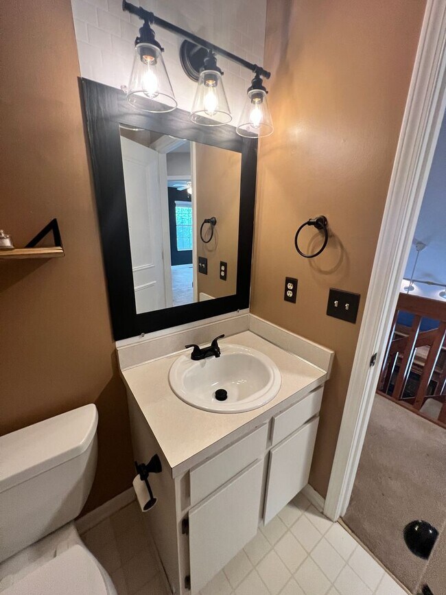 Building Photo - Comfort & Convenience Await in This 3 Bed, 2 Bath Farmingham Woods Home