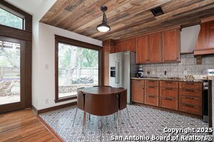 Building Photo - 302 W Silver Sands Dr