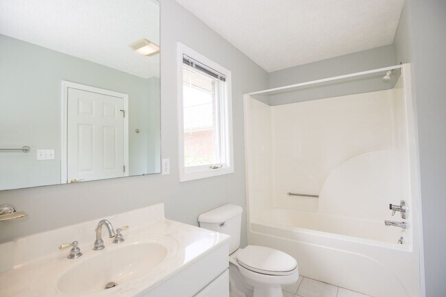 Building Photo - Beautiful 3 bedroom home in Woodlake