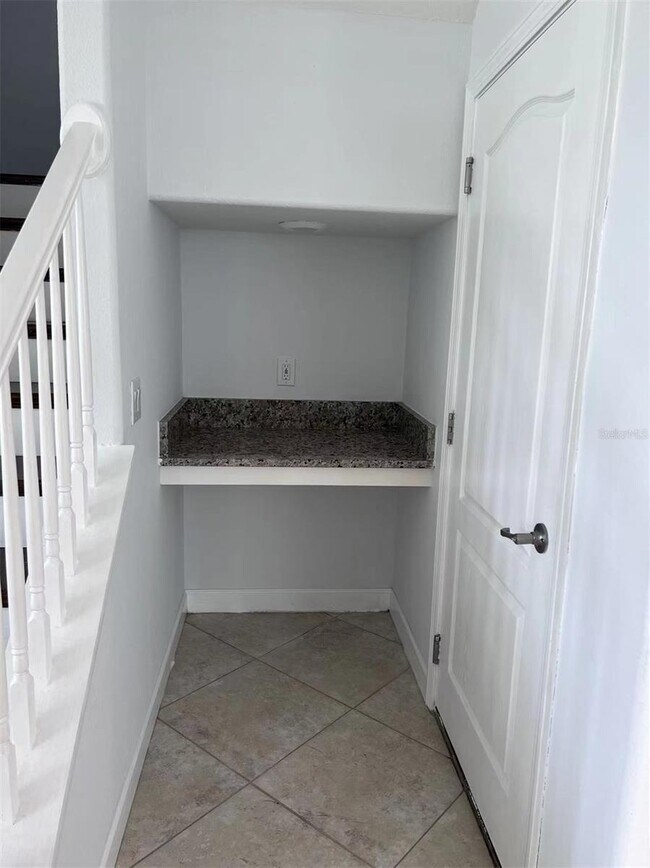 Building Photo - "Spacious 5-Bed Retreat with Elegant Hardwood & Granite Finishes in Tampa – 3 Full Baths & 3264 S...