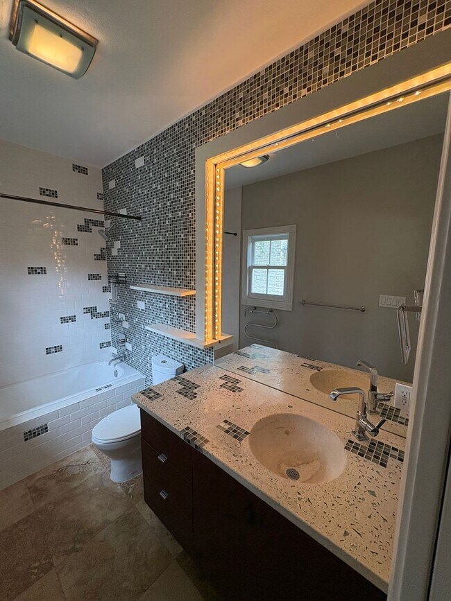 Building Photo - Gorgeous home in Rosedale - Available now!