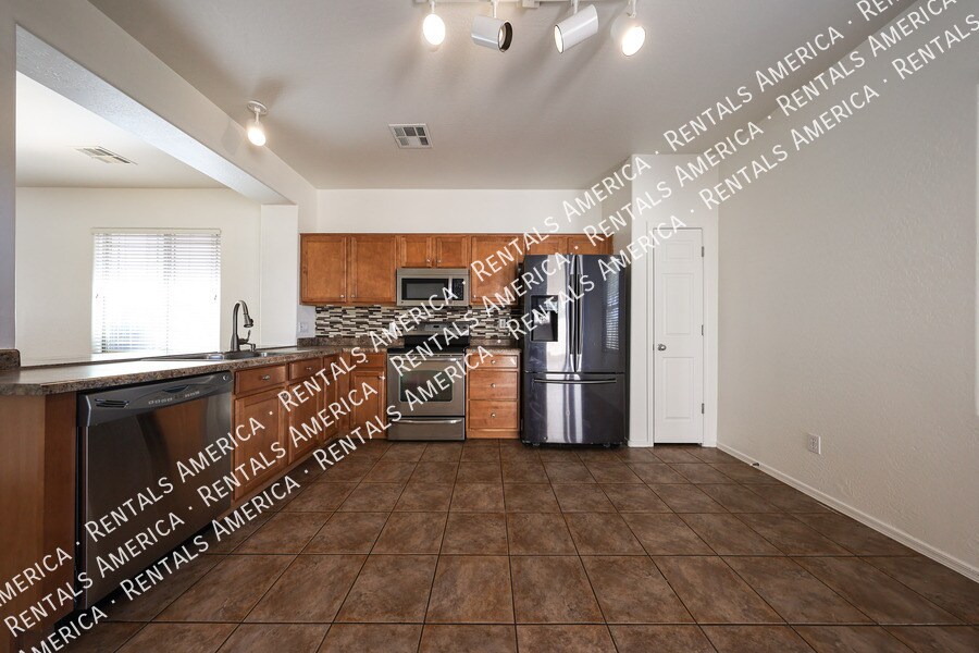 Building Photo - 2010 S Falcon Dr