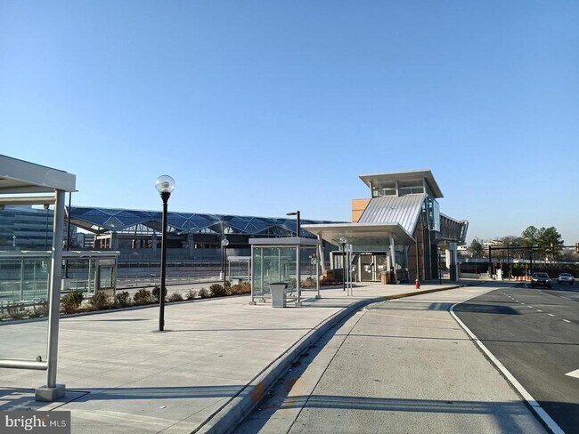 Building Photo - 1891 Crescent Park Dr