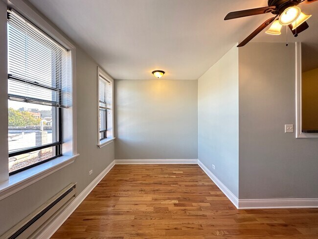 Building Photo - 823 W Diversey Pkwy