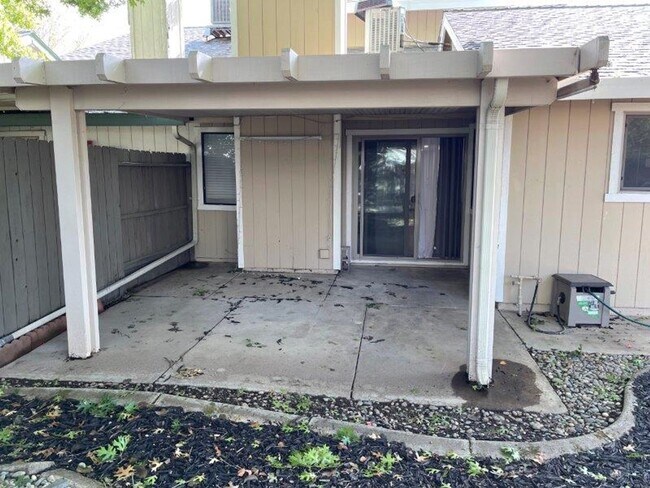 Building Photo - Gorgeous 3 Bedroom1/2 Plex in Elk Grove