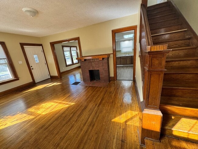 Building Photo - 3 Bedroom House