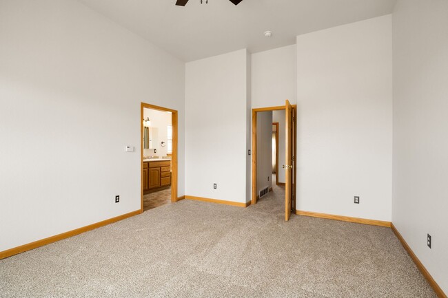 Building Photo - Executive 3-Bed Ranch Main Level - Private...