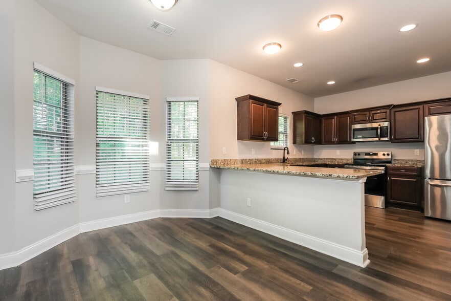 Building Photo - 11040 Southwood Dr