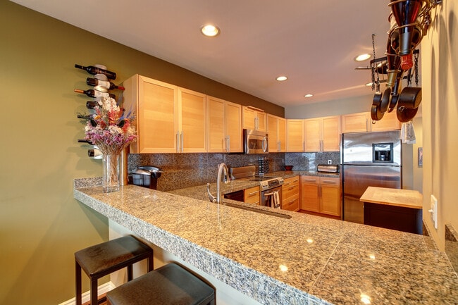 Building Photo - Great Priced Westlake Condo with Electric ...