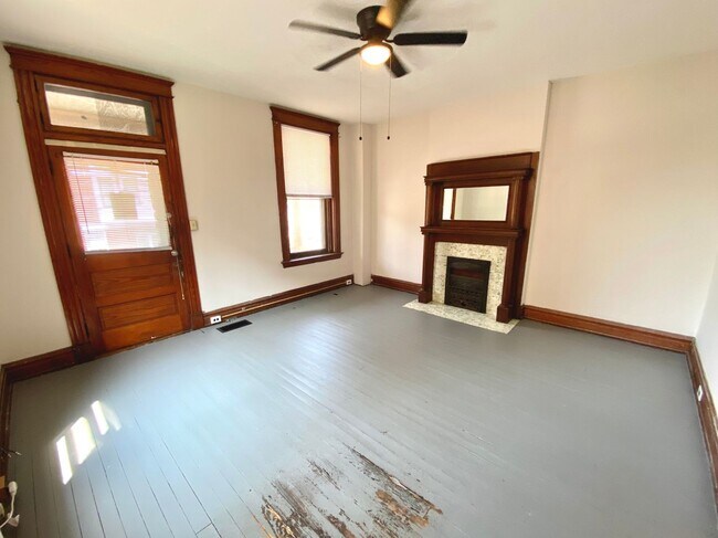 Building Photo - Spacious 5 bed/2 bath on Victor Mins. from...