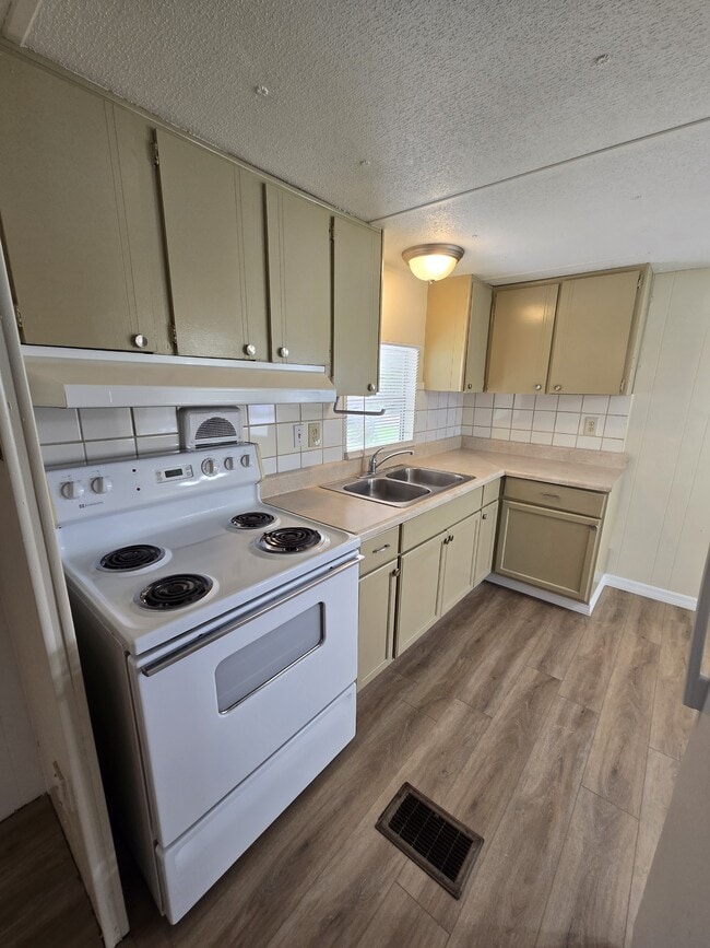 Building Photo - 2004 Palm St