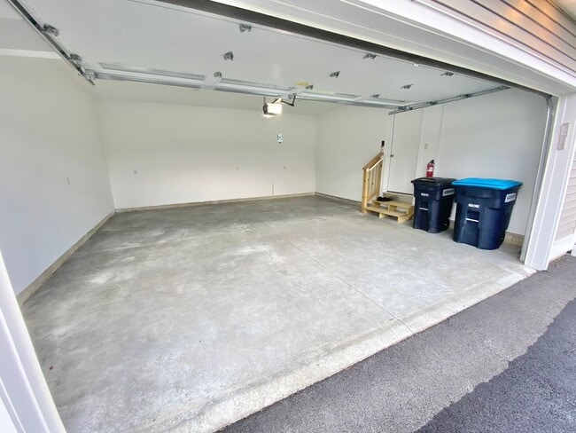 Building Photo - 3 Bedroom Townhouse Essex Junction VT Avai...