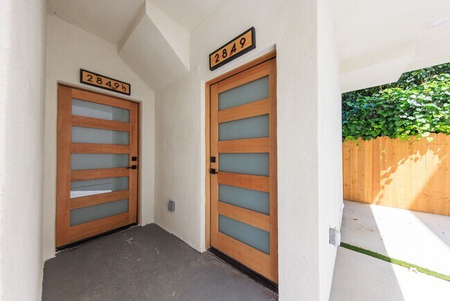 Building Photo - 2847 S Victoria Ave