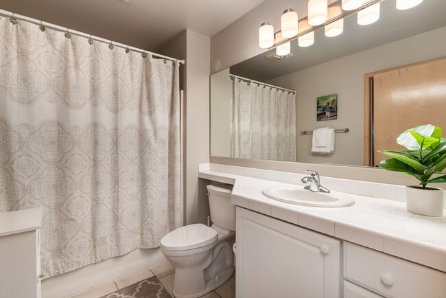 Building Photo - Columbia River View Condo - Hayden Island!