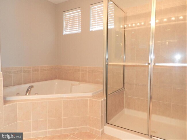 Building Photo - 5203 Linden Dr