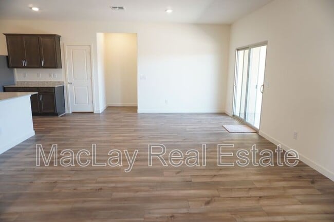 Building Photo - 675 N Crowned Dove Trail