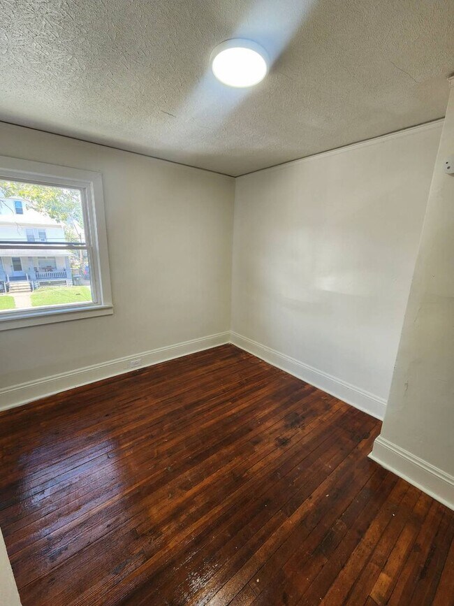 Building Photo - Charming 3-Bedroom Property in Prime Location