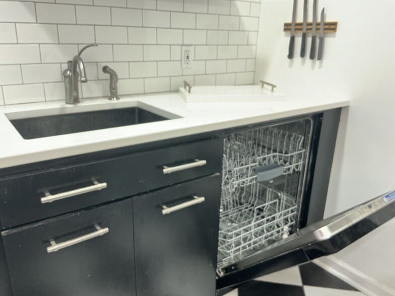 Bosch dishwasher - 45 Elm St