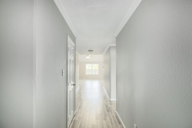 Building Photo - 406 Woodlake Dr