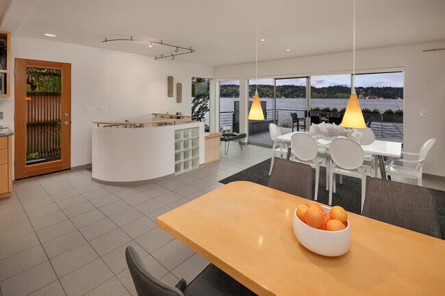 Building Photo - 10514 Riviera Pl NE