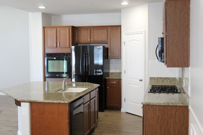 Building Photo - Northwest Bakersfield Home in the Village Green Community For Rent