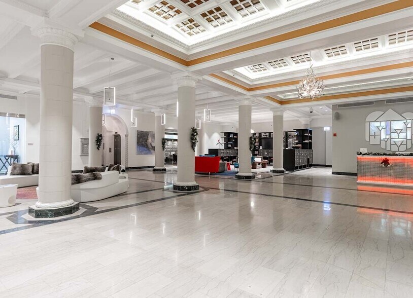 Building Photo - 5000 N Sheridan Rd