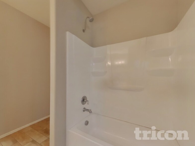 Building Photo - 15831 W Port Royale Ln