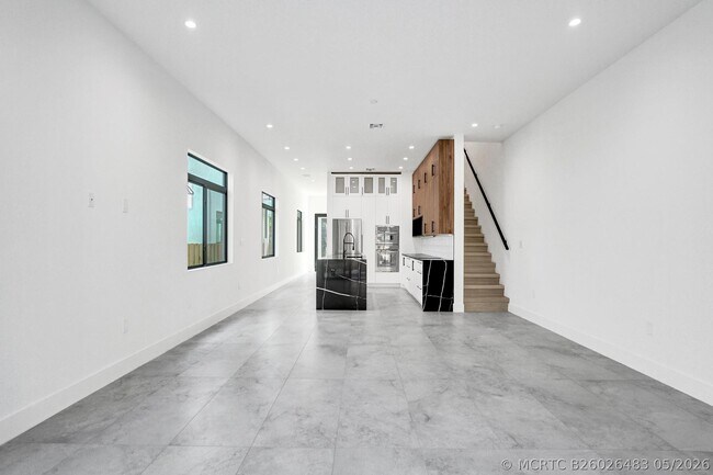 Building Photo - 604 SW 7th Ave