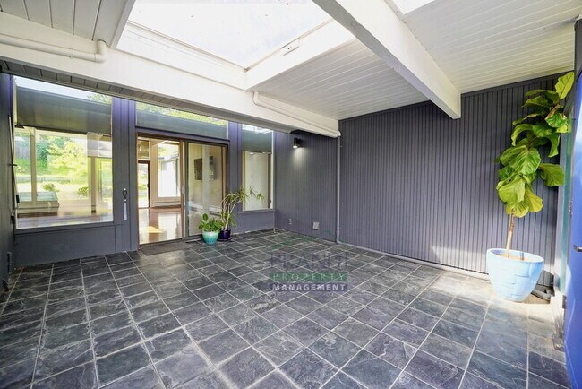 Building Photo - 955 Las Ovejas Ave