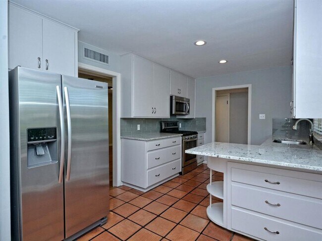 Building Photo - 2600 Twin Oaks Dr