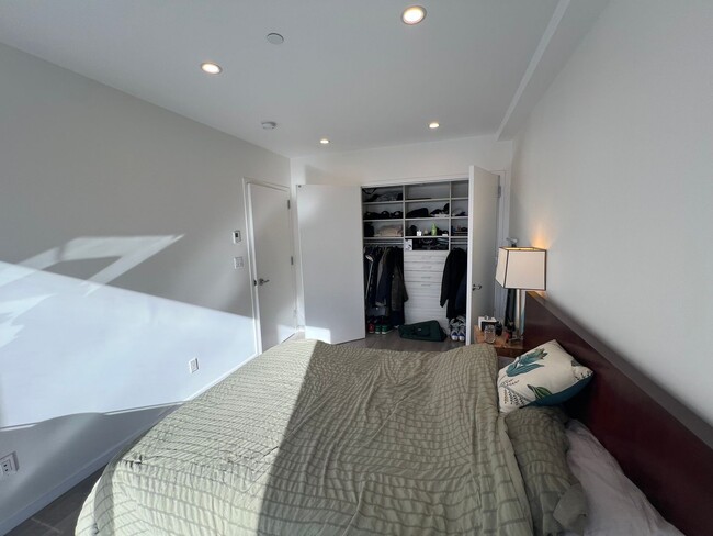 Building Photo - Fantastic 1 Bed/1 Bath Apartment in Astoria