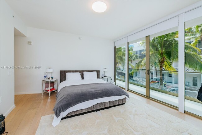 Building Photo - 300 Collins Ave
