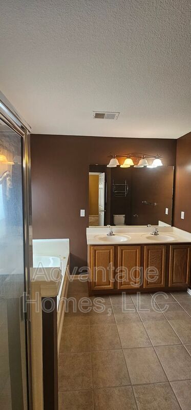 Building Photo - 809 Midjay Dr