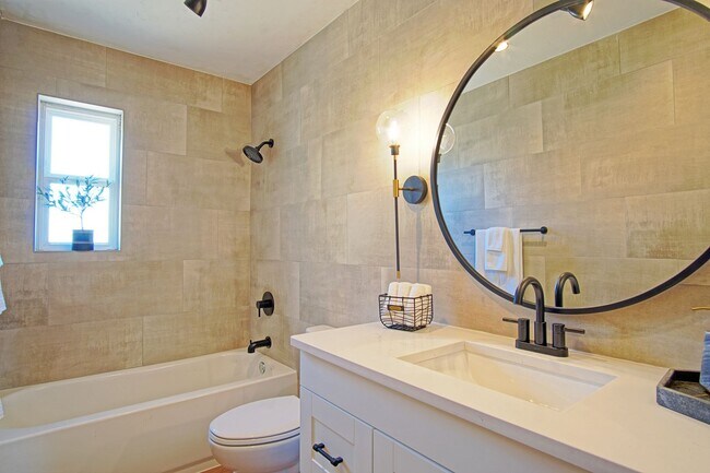 Building Photo - UPTOWN UPDATED 3/BD 2/BA 1/CG