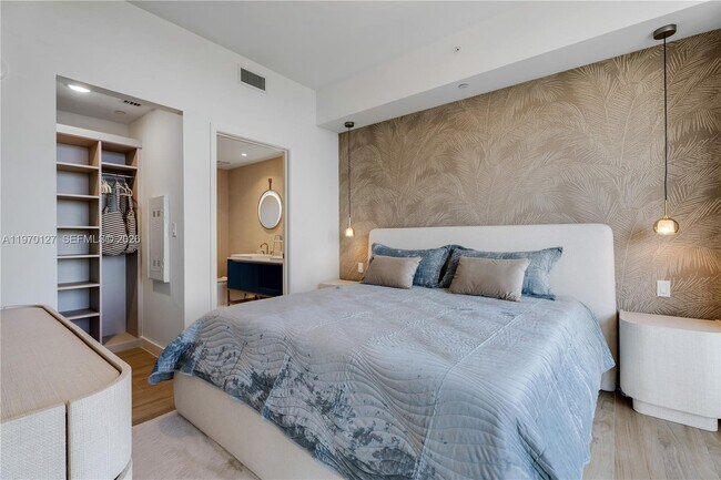 Building Photo - 2678 Tigertail Ave