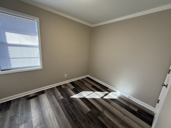 Building Photo - 104 Oak Ct