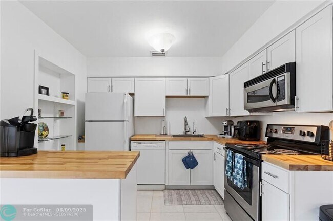 Building Photo - 171 SE 31st Ave