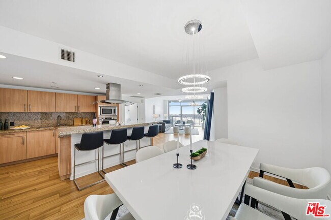 Building Photo - 13650 Marina Pointe Dr