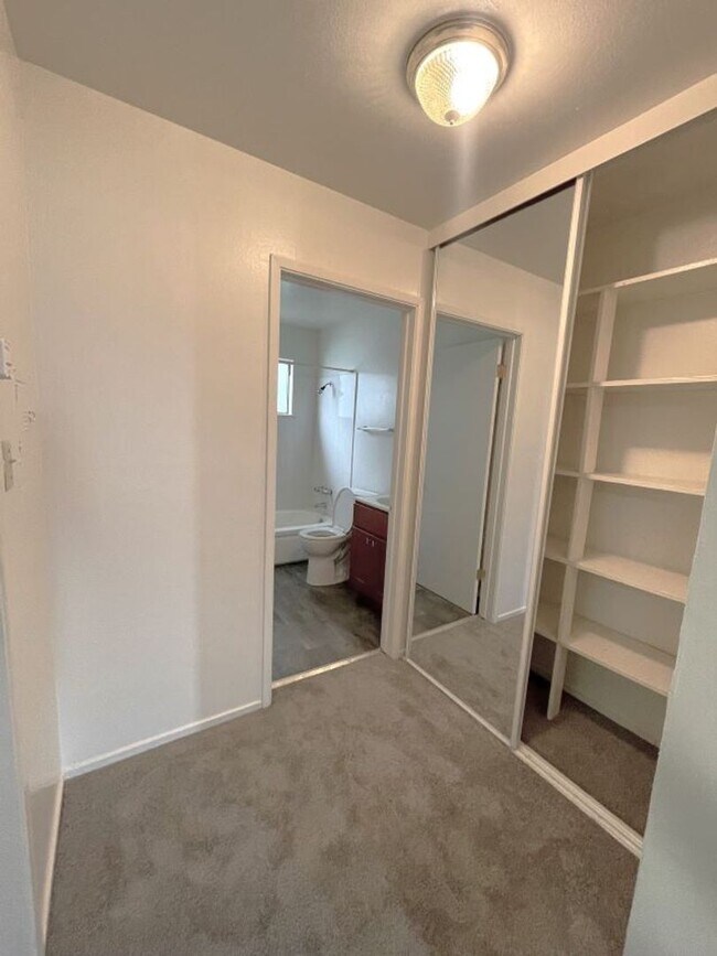 Building Photo - Alameda, Newly remodeled one bedroom unit.  Ask about our Move in Special
