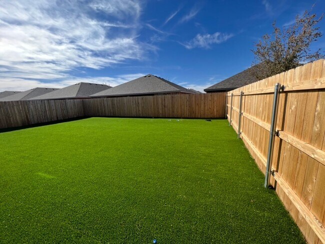 Building Photo - Rare 3 Bedroom In Frenship ISD!