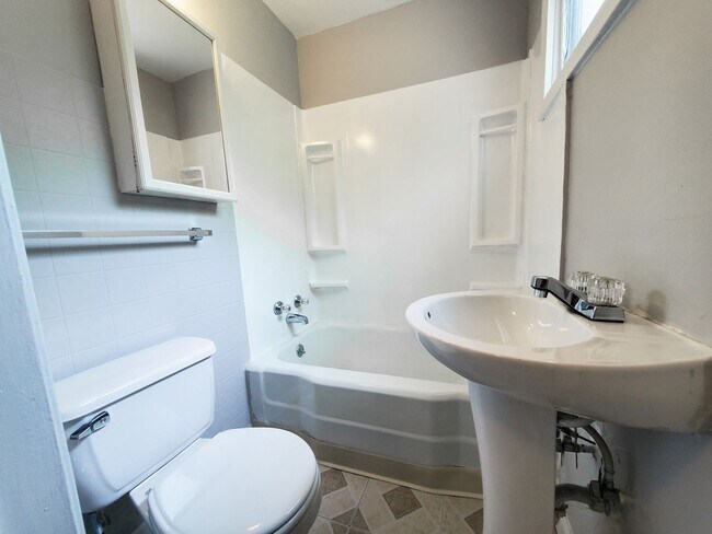 Building Photo - 3 Bed - 2 Full Bath Cape Cod for Rent