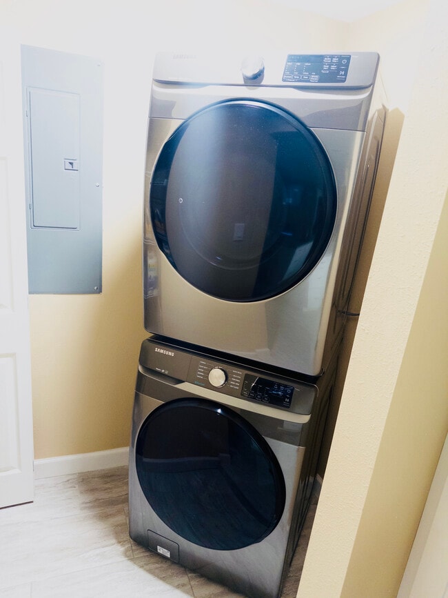 Building Photo - 8412 Westridge Dr