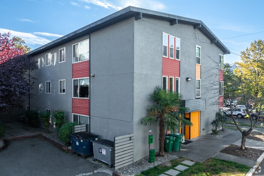 Building Photo - 844 BG HANDEL APTS