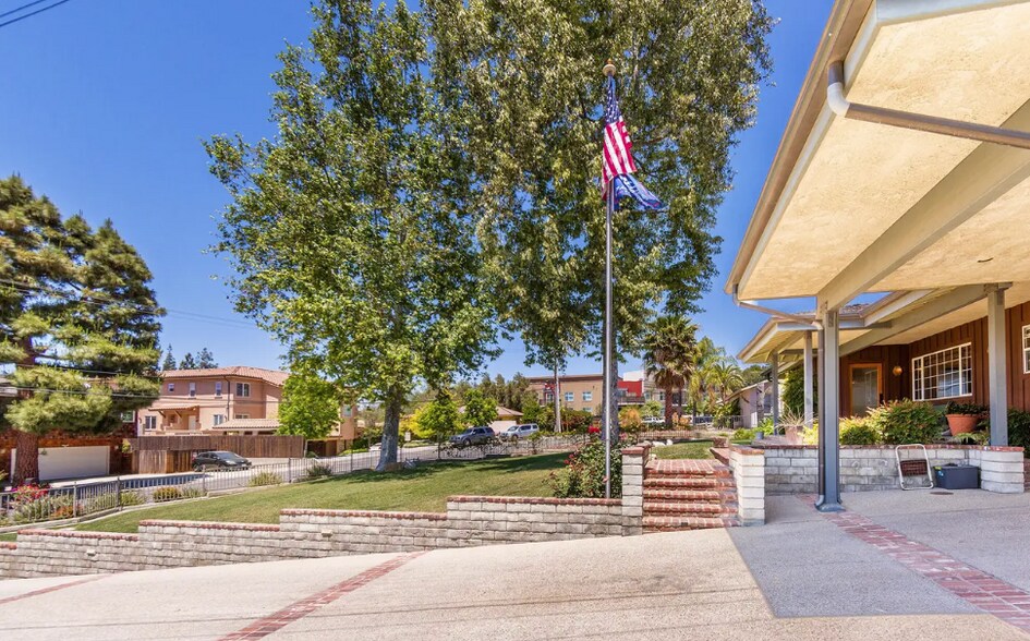 Building Photo - 1762 Los Feliz Dr