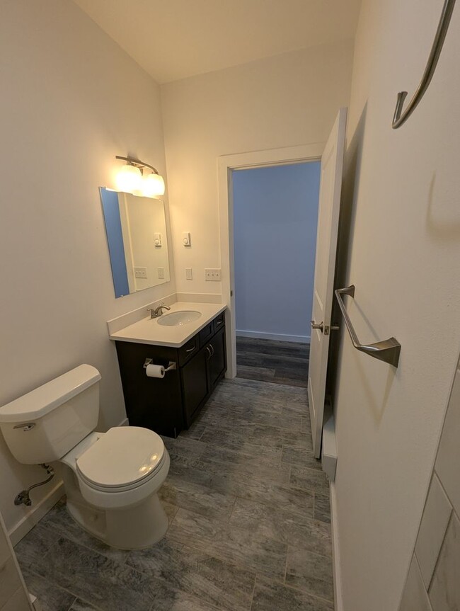 Building Photo - Large, Furnished 2 bed 2 bath condo w/ Auk...