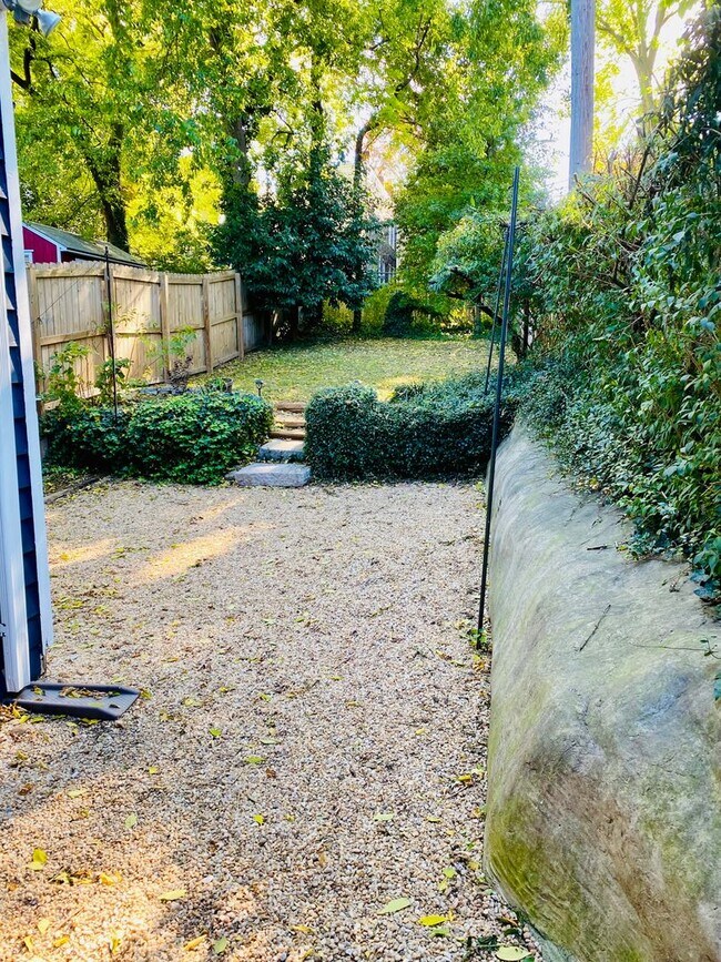 Building Photo - Beautifully Renovated 2bdrm/1.5bth Row House Located in Historic Church Hill!!