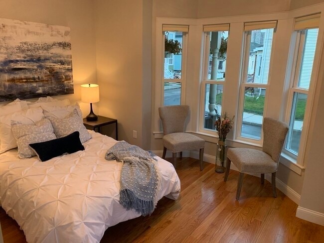 Building Photo - 27 Phillips St